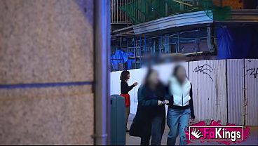 セクシーな尻軽女が路上で男をナンパ。エレナ・デ・ラ・ベガの自家製ポルノがFAKingsで公開中。