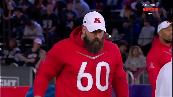 Homens jogam bola uns nos outros