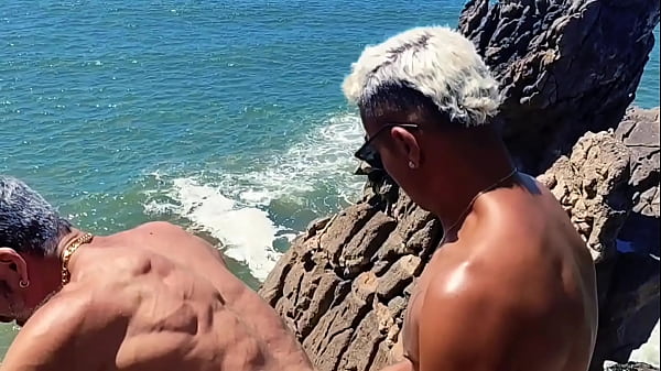 orgia com pescadores nativos nas pedras da prai...