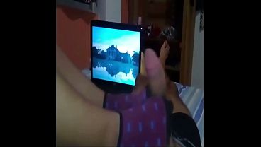 Mi esposa me hace la paja con sus pies bonitos ...