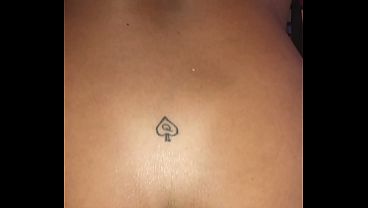 "Fica na punheta corninho, fica". Casada novinha safada, humilha o corno e fode com o amigo do marido e deixa o corno na punheta.