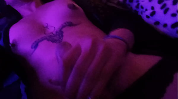 Une Jolie Transsexuelle Jouit Dans Sa Petite Bouche Douce Et Savoure Son Sperme