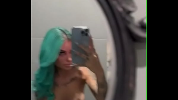 Tati zaqui mostrando os peitos