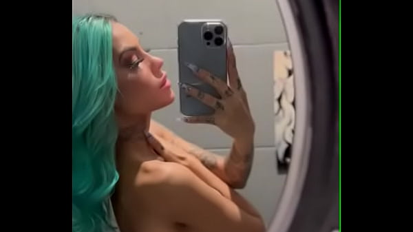 Tati zaqui mostrando os peitos