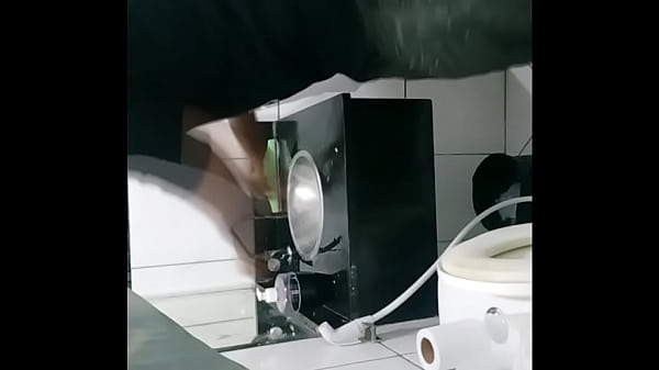 Download Video - Outra espiada nos marmanjos mijando