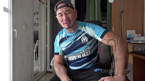 un jeune mec de 20 ans baise le cul de son pote gay et lui jouit dans le cul par surprise