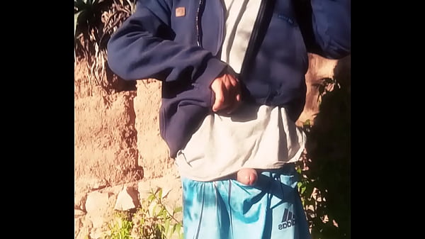 Download Video - Chico se masturba en el monte