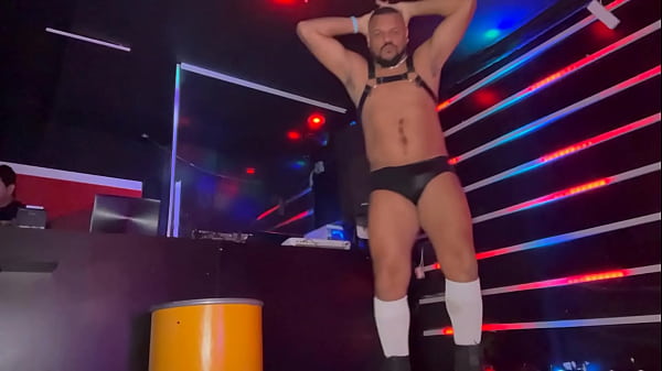 Na casa de suruba uma macho cheio de tes&atilde;o soca rola no gay passivo.