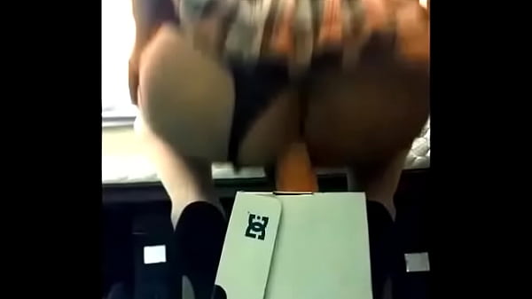 Download Video - Travesti con su dildo y tacones