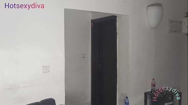 Momoko est une &eacute;tudiante universitaire qui adore les bites profondes des vieux (4K)