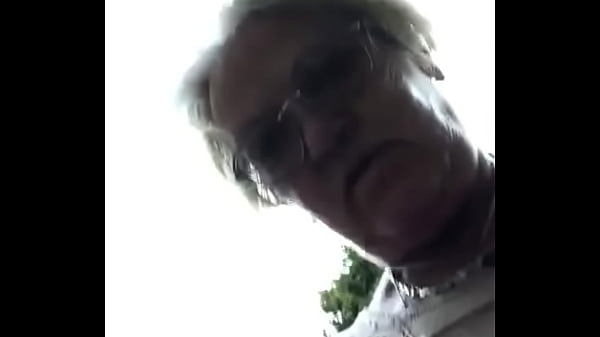 Oma harige kut onder jurk