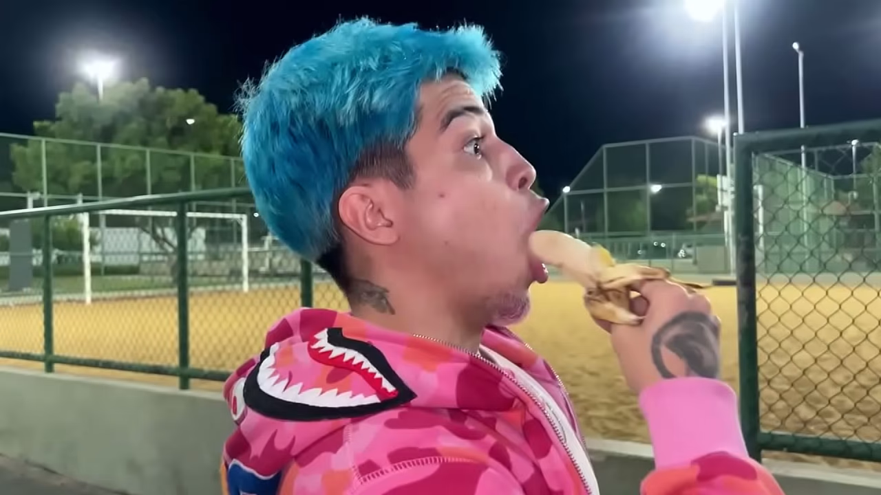 Ele n&atilde_o &eacute_ gay s&oacute_ chupa pau