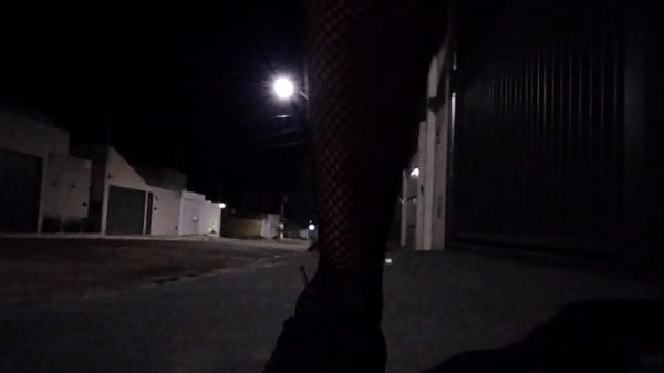 Putinhalee1 se exibindo de madrugada na rua (qu...