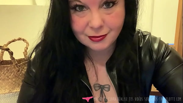 Fetishist pleasures with French dominatrix : boots, leather, hair, foot