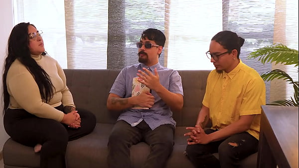Download Video - Testigos de jehova se dejan seducir de la hijastra cachonda y se la follan juntos en un DPP&excl;