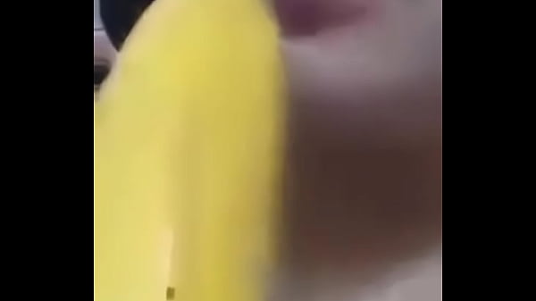 Jasmin Sucer La Banane Et Le Thon