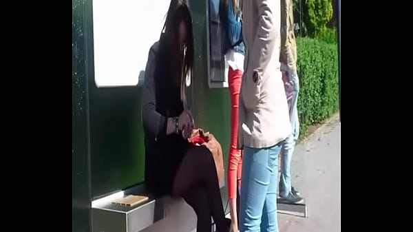 Adolescente De Meia-Calça Preta Com Cabelo Moreno Espera No Ônibus E Mostra Os Pés