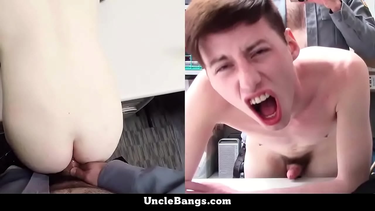 Ladrón tonto engañado para chupar la polla del oficial del centro comercial
                    anal hardcore blowjob cop muscle caught twink boy straight bareback police macho big cock thief blackmail officer shoplifter shoplifting young perps muchos negros