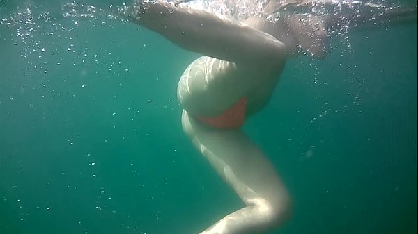 Antonia Sainz swims naked
