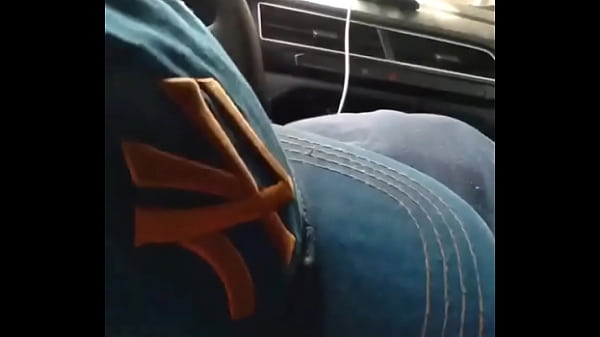 Download Video - Chupando o pau do meu amigo dentro do carro no meio da pra&ccedil;a