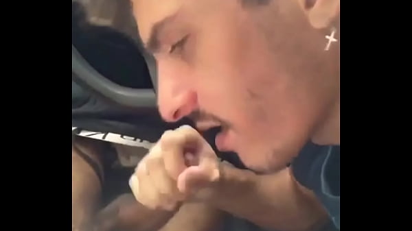 Chupando o pau do meu amigo dentro do carro no ...