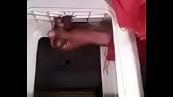 Se masturba con el agujero de una silla