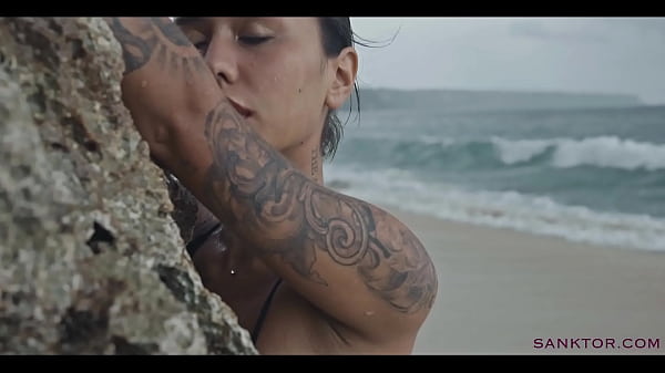 SKINNY ASIAN BABE MASTURBATES ON THE PUBLIC BEACH | SANKTOR