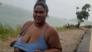 Download Video - Me exibindo na rua e todos olhando saindo da praia de abrico &lpar; Nudismo total&rpar;