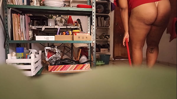 Espiando a mi suegra que hace limpieza en casa ...