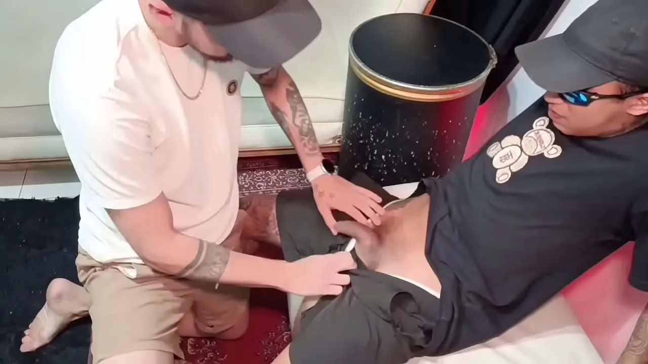 El niño travieso hizo todo lo que su padre le había dicho que no hiciera, se llevó al niño de la favela de Río a casa, y las cosas podrían haber terminado mal, o no.
                     gay muchos negros