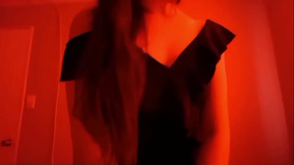 Download Video - Mi madrastra sexy y peque&ntilde;a se pasa a mi cuarto mientras mi pap&aacute; est&aacute; en su trabajo