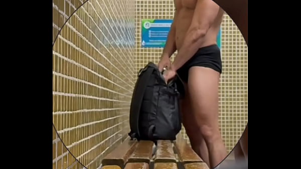 Segurança flagrado fazendo banheirao no vestiár...