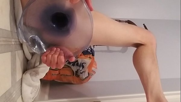 Practicing showing off my asshole at the gym st...