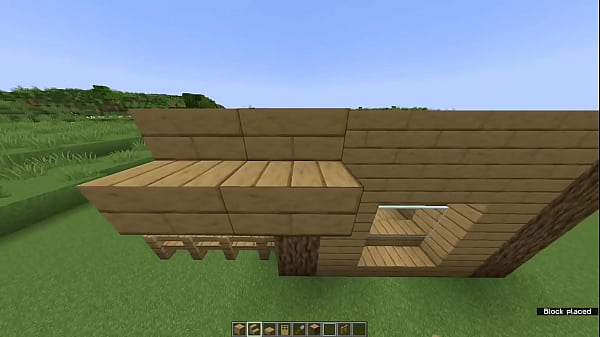 How to build a starter house in Minecraft