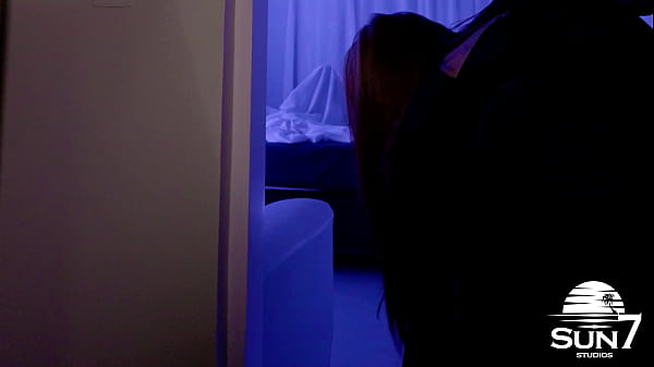 Empres&aacute;ria ruiva chega da balada e &eacute; fodida pelo tarado de pau duro ao lado dela