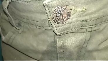 Pantalón orinado con pañal de tela cada vez más húmedo