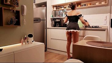 My beautiful maid, besides cleaning the house almost naked, accepted extra money to give her tight little ass until she took a load of cum inside and it squirted out. Vagninho and Agatha Mama