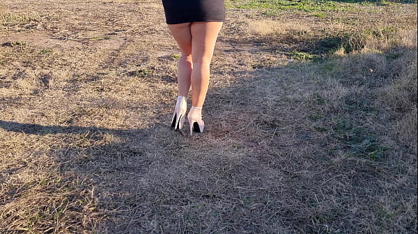 Mimujercita, walking in the field II