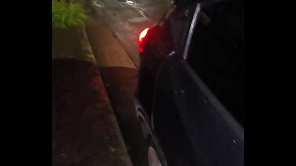 Comedor colocou a esposa do amigo de quatro na rua e socou a pika ate gozar na safada e filmou pro marido