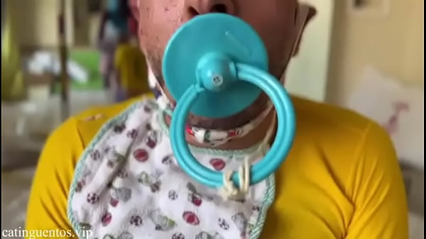 Ageplay. O puto sente prazer em usar fralda, chupar chupeta...Acabei de postar o resumão no meu blog e no xvideos: #fet...