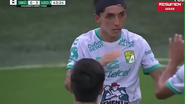 Pequeña gringa es follada por panzas verdes