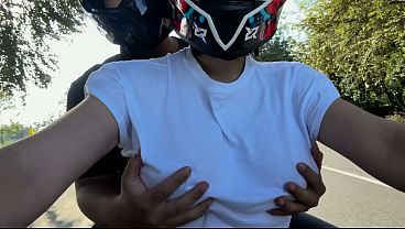 Download Video - Mi Cliente Favorito De DIDI Se Da Cuenta que no Llevo Sost&eacute;n y Mete Sus Manos En Mis Bragas