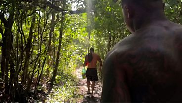 A group of friends went hiking in the woods in Maceió and had sex freely in the middle of the forest.