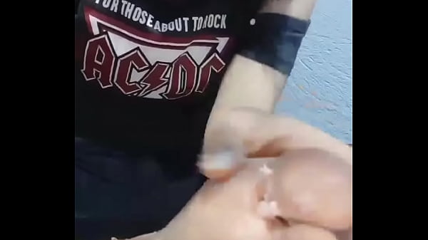 girl enjoys a cake eating it from her feet and lick them (asi se disfruta de un submarino)