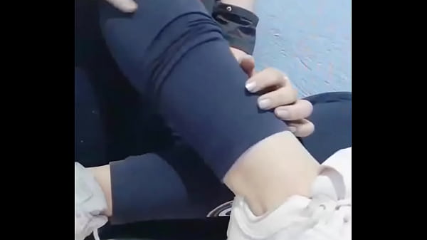 girl enjoys a cake eating it from her feet and lick them (asi se disfruta de un submarino)