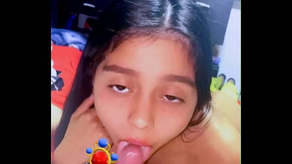 Hermosa beb&eacute; aprendiendo a mamar verga y la gra...