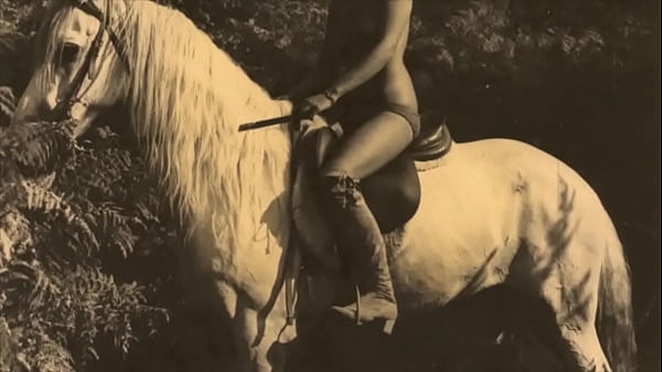 Szőrös punci és természetes mellek vadállattal