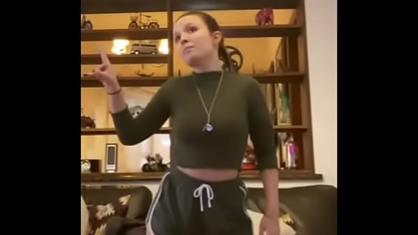 Larissa Manoela Moving her Ass 02