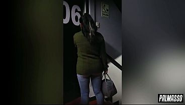 外に出て、私は見知らぬ男のチンポをしゃぶるのを我慢できませんでした - 彼は私の毛むくじゃらの猫を壊すように私を説得しました！そしてあらゆる体位で私をファックしてください