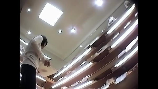 《パンチラ動画》パン屋店員さんのパンティ